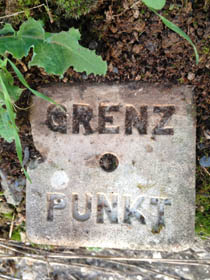 Grenzpunkt - Beton, Stahl