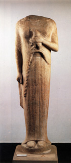 Frauenstatue mit Steinhuhn, Marmor, Milet Mitte 6. Jh. v. Chr. - Staatliche Museen zu Berlin