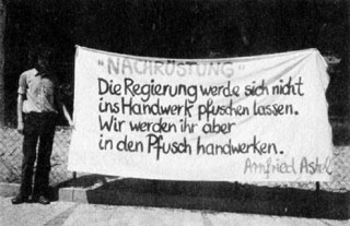 'NACHRÜSTUNG' / Die Regierung werde sich nicht / ins Handwerk pfuschen lassen. / Wir werden ihr aber / in den Pfusch handwerken.