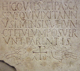'Hier ruht Pascasius, der gelebt hat 2 Jahre, 6 Monate. Diesen Grabstein gesetzt haben die Eltern.' - Kalkstein, Trier, St. Matthias, Ende 4. Jh., Rheinisches Landesmuseum Trier